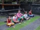 La famille prie  Besakih