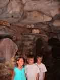 Les enfants dans un tombeau Toraja