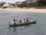 Arrive en barque
