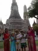 On joue aux touristes face au Wat Arun